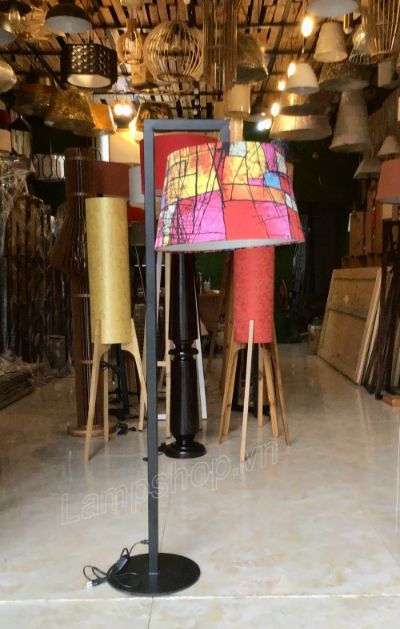Đèn đứng chao vải hoa văn