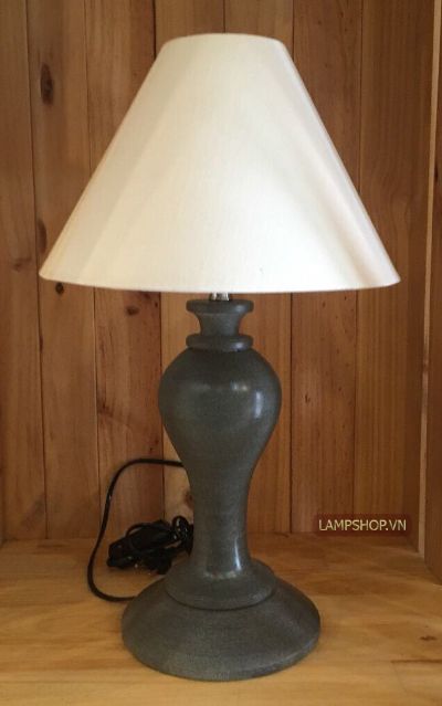 Đèn ngủ chân đá - chao đèn vải hình nón.