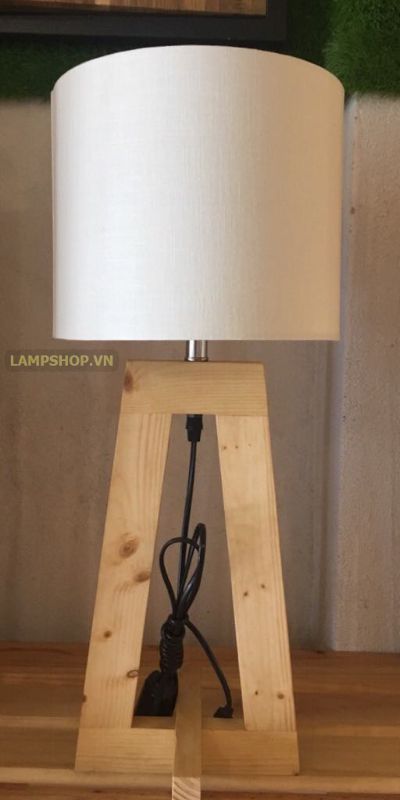 Đèn ngủ chân gỗ hình thang - Chao vải hình trụ màu trắng.