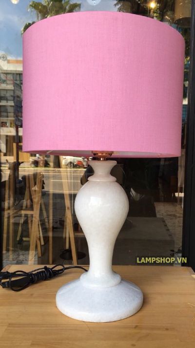 Đèn ngủ chân đá sứ trắng - Chao vải tròn màu hồng.